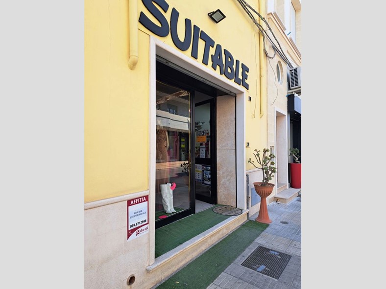 Negozio in Affitto a Manduria, 750€, 60 m²