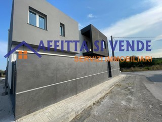 Casa Indipendente in Vendita a Floridia, 230'000&euro;, 125 m²
