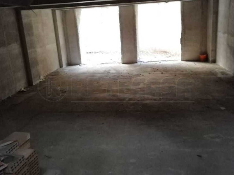 Immobile commerciale in Affitto a Salerno, zona CENTRO, 1'000€, 300 m²