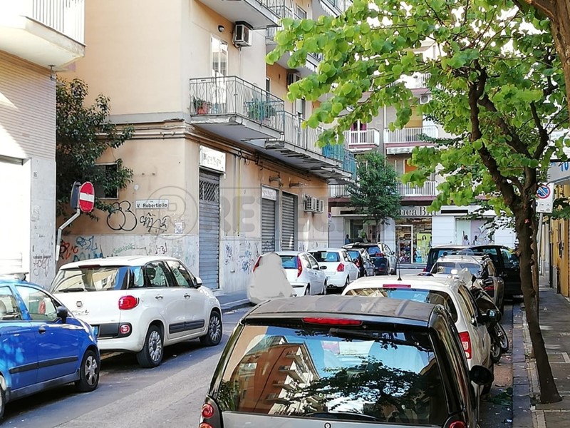Immobile commerciale in Vendita a Salerno, zona TORRIONE, 85'000&euro;, 35 m²