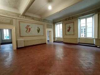 Ufficio in Affitto a Lucca, 1'600€, 300 m²