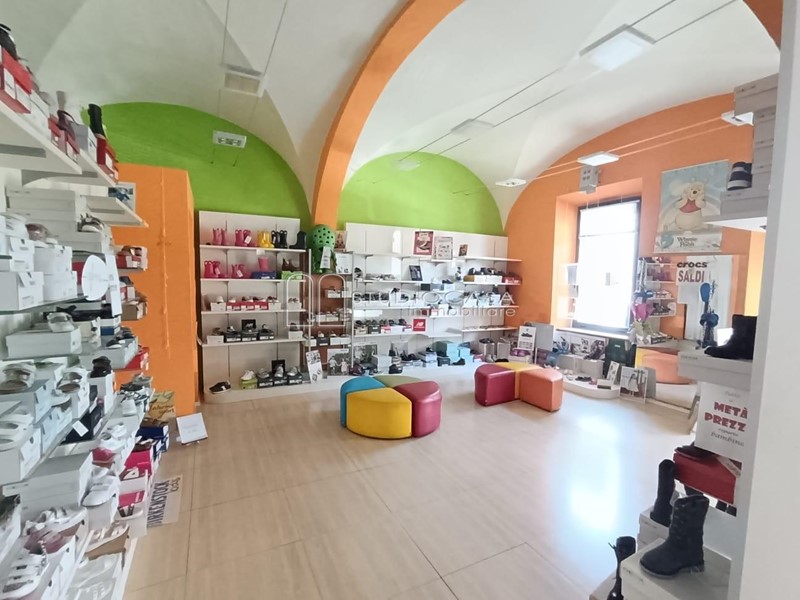 Immobile commerciale in Vendita a San Giuliano Terme, 200'000€, 140 m²