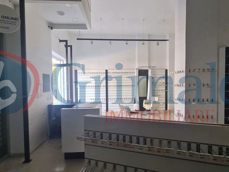 Negozio in Affitto a Napoli, 1'500€, 86 m²