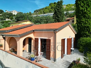 Casa Indipendente in Vendita a Ventimiglia, zona Mortola Inferiore, 400'000€, 70 m²