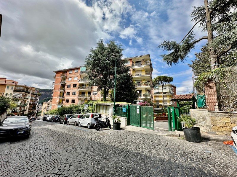 Appartamento in Affitto a Napoli, zona Vomero, 1'600€, 150 m²