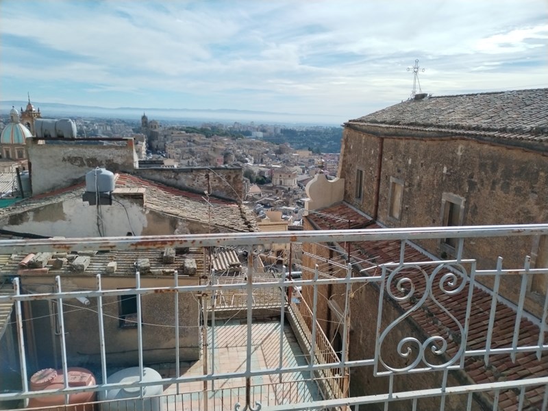 Casa Indipendente in Vendita a Caltagirone, zona via Ex Matrice, 77'000€, 600 m²