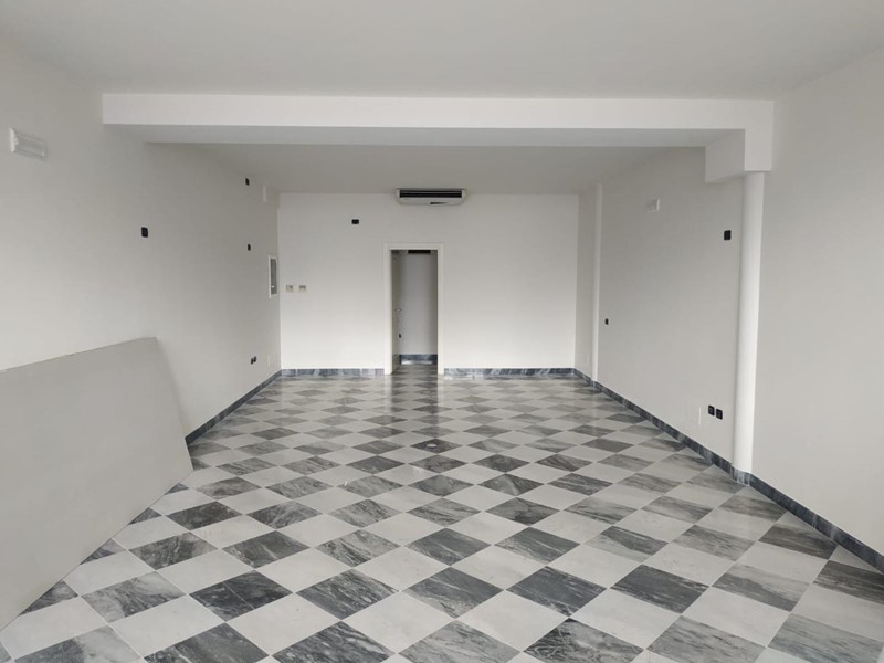 Negozio in Affitto a Lucca, 1'100€, 67 m²