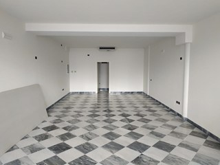 Negozio in Affitto a Lucca, 1'100€, 67 m²