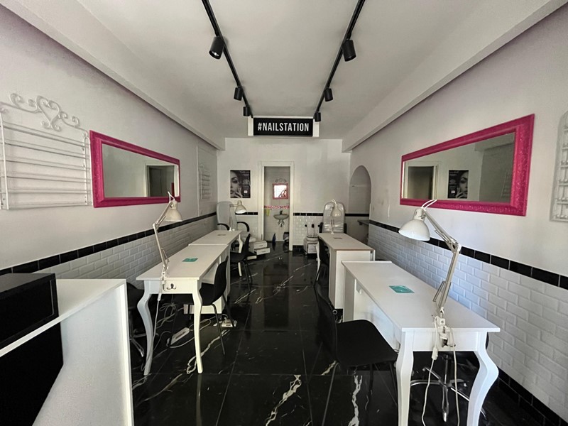 Negozio in Affitto a Napoli, 1'500€, 25 m²