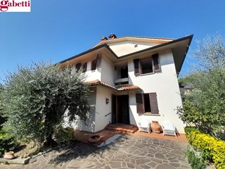 Villa in Vendita a Poggibonsi, 680'000€, 407 m²