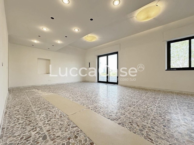 Immobile commerciale in Affitto a Capannori, 1'000€, 100 m²