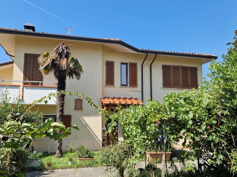 Villa in Vendita a Viareggio, zona Torre Del Lago-marina, 675'000€, 400 m², arredato, con Box