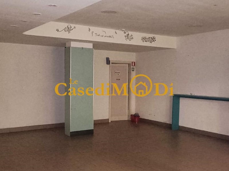 Immobile commerciale in Vendita a Collesalvetti, zona Stagno, 90'000&euro;, 91 m²