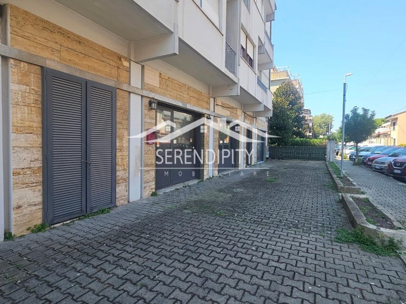 Immobile commerciale in Affitto a Carrara, zona Marina di Carrara, 850€, 83 m²