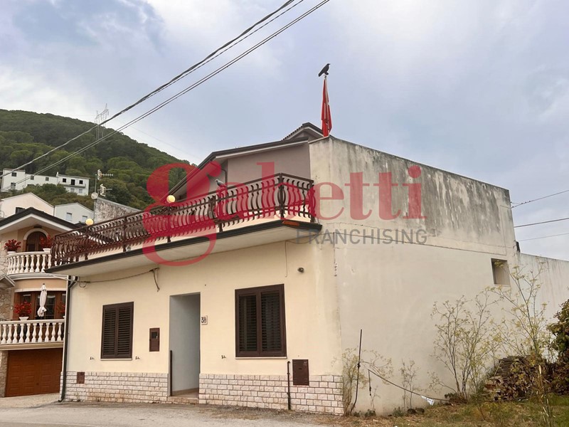 Casa Indipendente in Vendita a Montaquila, 60'000€, 101 m²