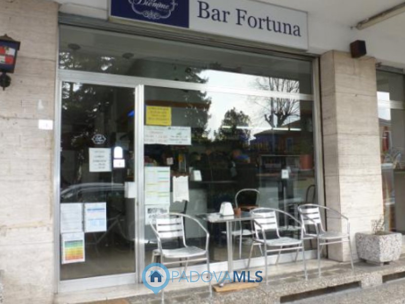 Attività commerciale in Vendita a Padova, 160'000€, 153 m²