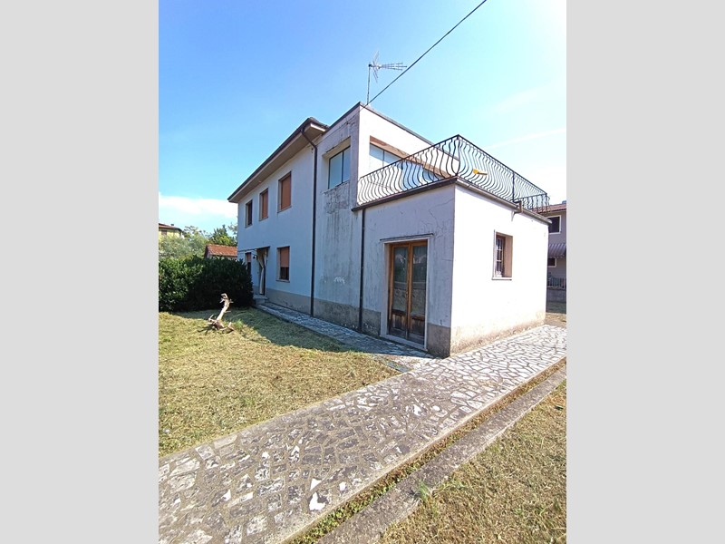 Casa Indipendente in Vendita a Gallicano, 100'000€, 180 m², con Box