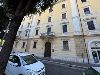 Ufficio in Affitto a Terni, 1'500€, 180 m², arredato