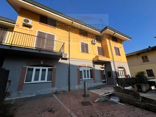 Attività commerciale in Vendita a Zelo Buon Persico, 550'000€, 330 m²
