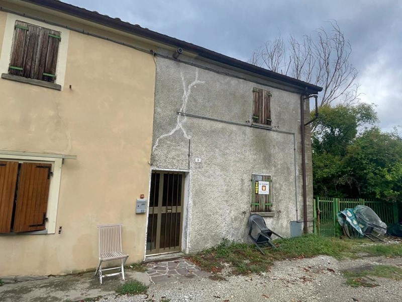 Casa Semi Indipendente in Vendita a Novafeltria, zona Perticara, 38'000€, 130 m², con Box