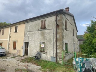 Casa Semi Indipendente in Vendita a Novafeltria, zona Perticara, 38'000€, 130 m², con Box