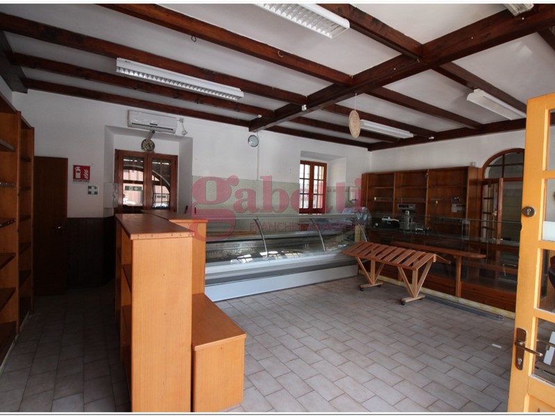 Capannone in Vendita a Comignago, 50'000€, 65 m², con Box