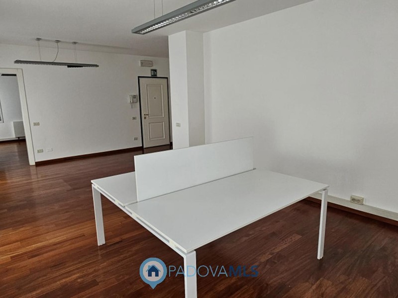 Attività commerciale in Vendita a Padova, 220'000€, 140 m²