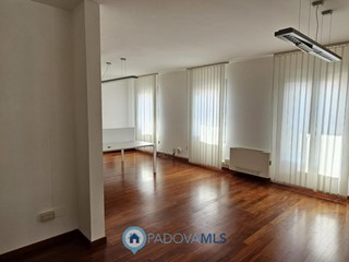 Attività commerciale in Vendita a Padova, 220'000€, 140 m²