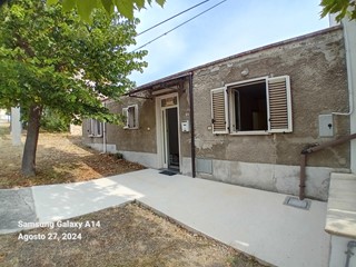 Casa Indipendente in Vendita a Pietranico, zona Centro, 40'000€, 75 m²