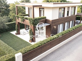 Villa in Vendita a Forte dei Marmi, zona Roma Imperiale, 1'300'000€, 170 m²