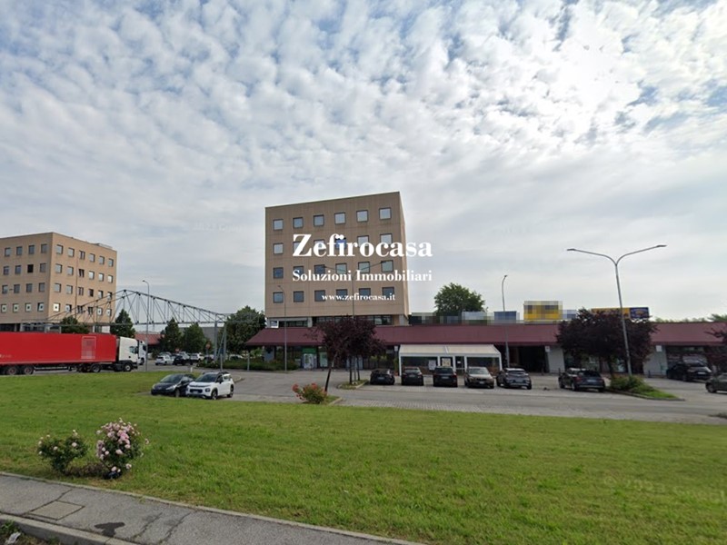 Negozio in Vendita a Anzola dell'Emilia, 295'000€, 135 m²