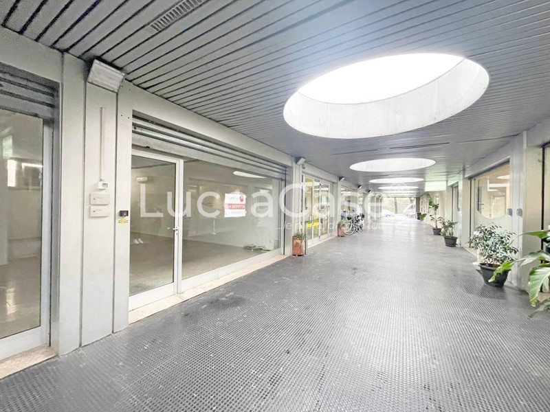 Negozio in Affitto a Lucca, 800€, 100 m²