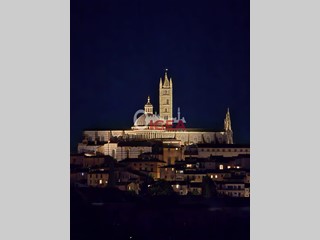 Immobile commerciale in Vendita a Siena, 750'000€, 434 m²