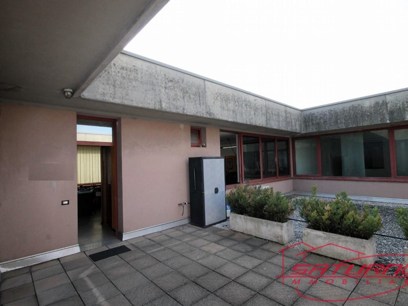 Ufficio in Vendita a Capannori, zona Marlia, 60'000€, 65 m²