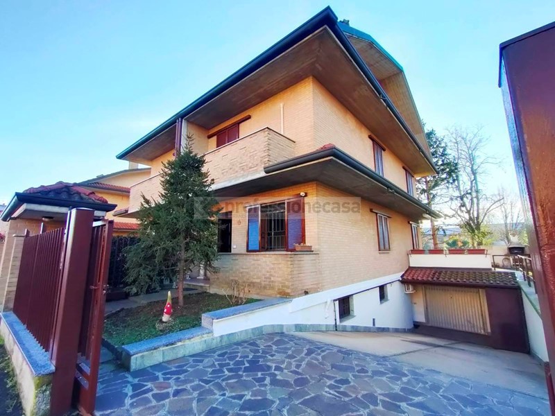 Villa bifamiliare in Vendita a Desio, 390'000€, 210 m²