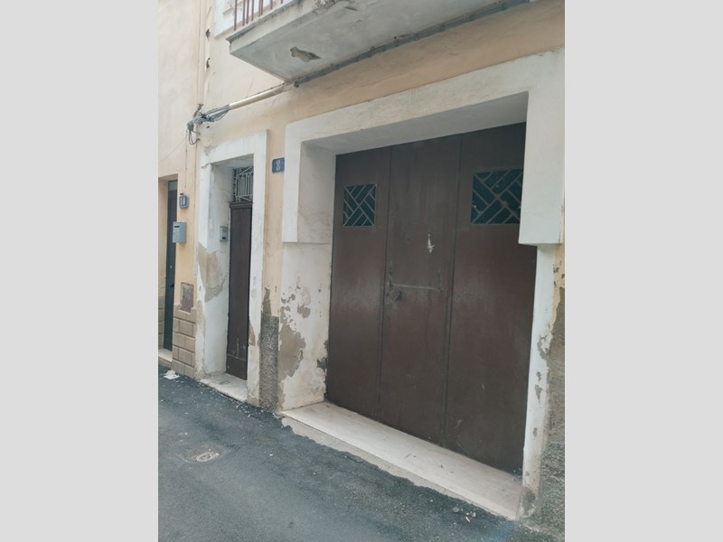 Casa Indipendente in Vendita a Caltagirone, zona Via Mannelli, 26'000€, 140 m²