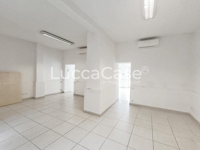 Ufficio in Affitto a Porcari, 900€, 70 m²