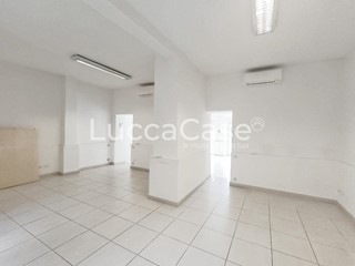 Ufficio in Affitto a Porcari, 900€, 70 m²