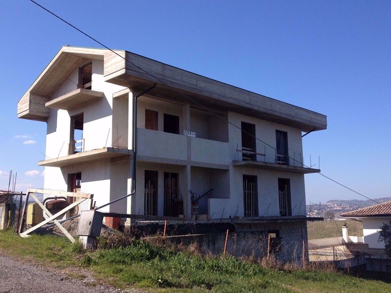 Casa Indipendente in Vendita a Notaresco, 75'000€, 370 m²