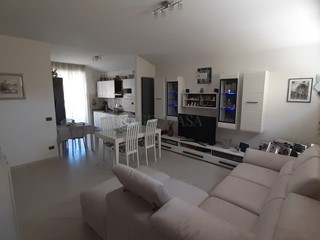 Appartamento in Vendita a La Spezia, zona Periferia EST, 235'000€, 140 m², arredato, con Box