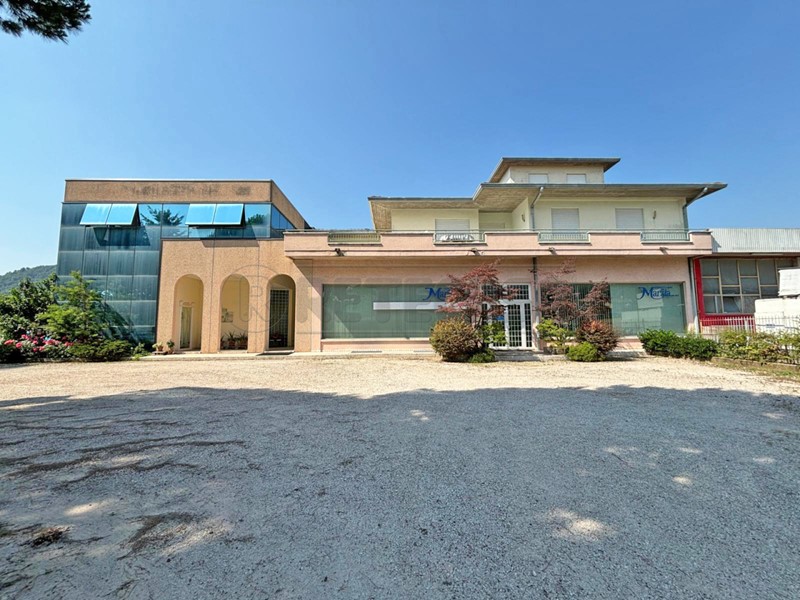 Capannone in Affitto a Cornedo Vicentino, 2'900€, 944 m²