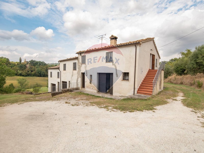 Rustico in Vendita a Cupramontana, 100'000€, 175 m², arredato
