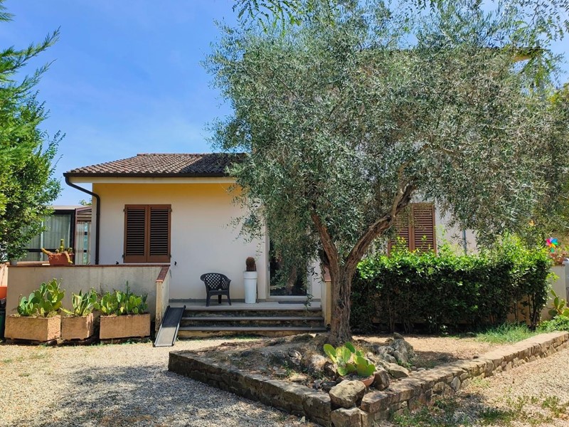Villa in Vendita a Castelfiorentino, 550'000€, 200 m², con Box