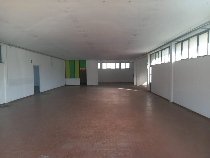 Immobile commerciale in Affitto a Cascina, 2'450€, 400 m²