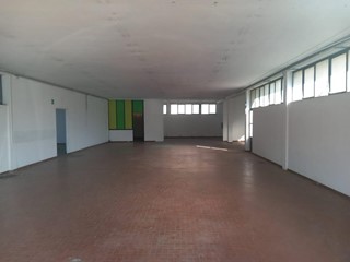 Immobile commerciale in Affitto a Cascina, 2'450€, 400 m²