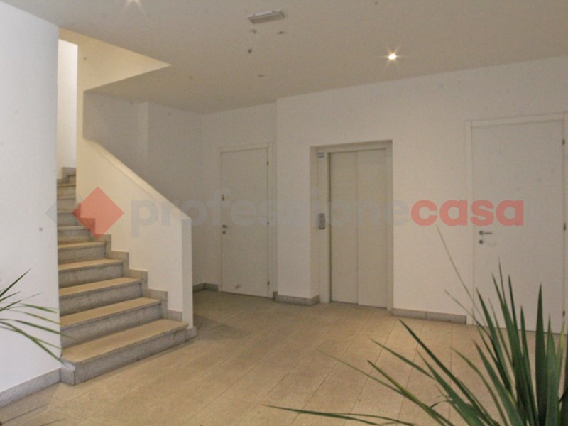 Ufficio in Affitto a Arona, 2'600€, 108 m²