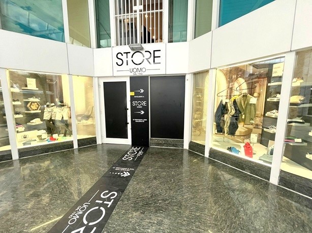 Negozio in Affitto a Napoli, 1'800€, 60 m²