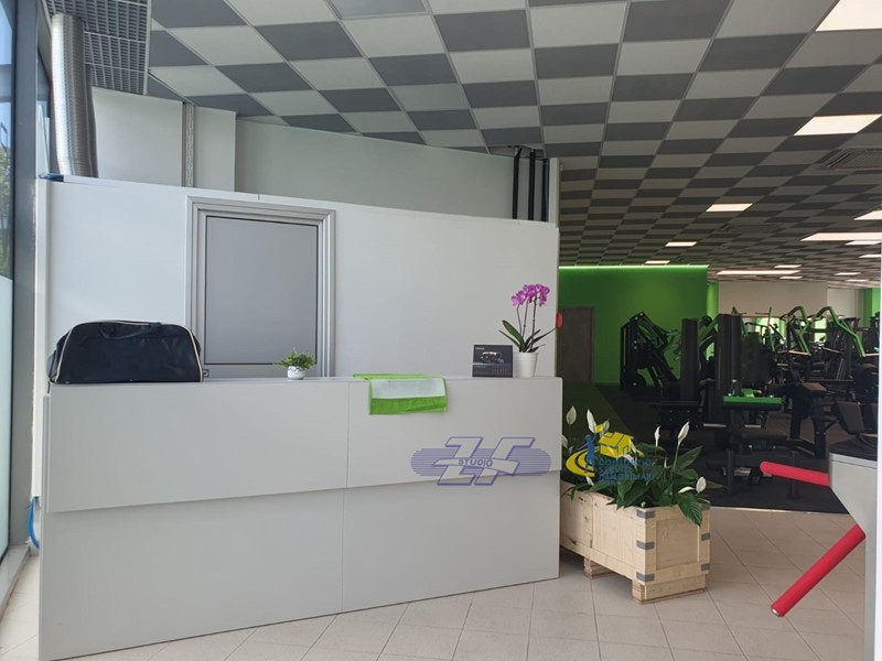 Capannone in Vendita a Parma, 530'000€, 380 m²