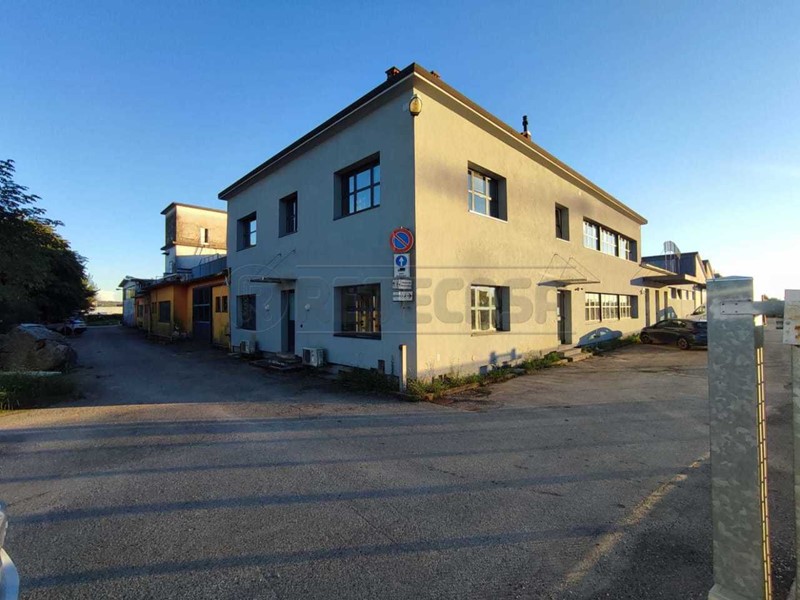 Capannone in Vendita a Montebello Vicentino, 3'300'000€, 4800 m²