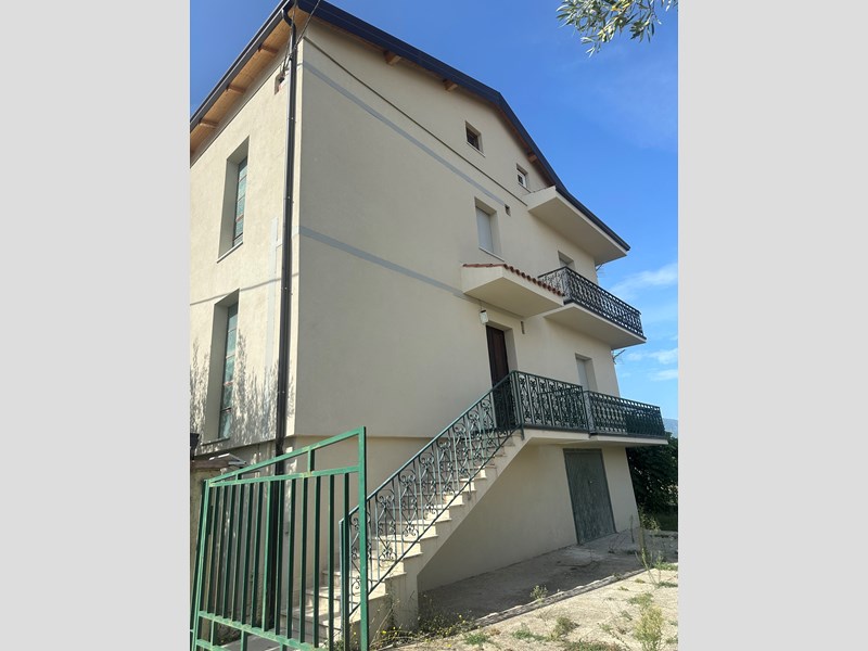 Villa in Vendita a Dipignano, zona Laurignano, 290'000€